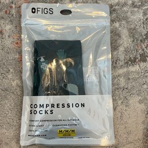 FIGS COMPRESSION SOCKS MEDIUM